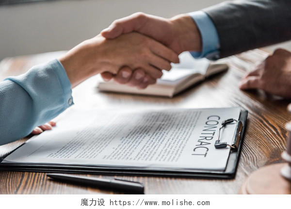 合同和律师与客户握手签约成功合作团结握手企业团结团结人物合作平台